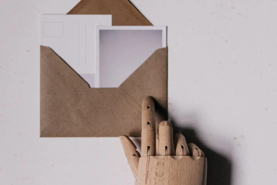 Una postazione desktop con strumenti essenziali per il social media marketing, tra cui tastiera, lightbox e guida.